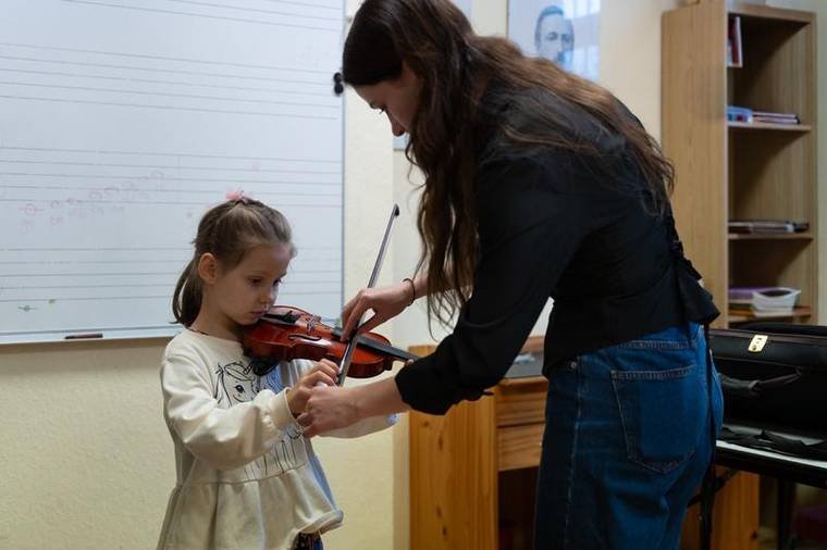 Kleine Kinder am Klavier