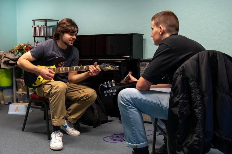 Zwei Jugendliche mit Gitarren