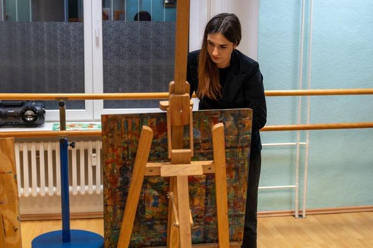 Kunstraum mit Staffeleien